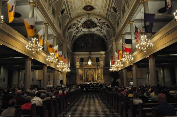 Interior lotado da St. Louis Cathedral, em dia de apresentação de banda da marinha (em New Orleans, na Louisiana, nos Estados Unidos)